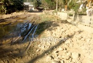 Infrastruktur Jalan Desa Asinua Jaya Menuju Desa Ambekairi Utama Rusak Parah