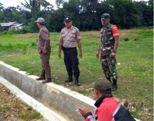 Sinergitas TNI-Polri, Polsek Ranomeeto Bersama Babinsa Pantau Realisasi Dana Desa