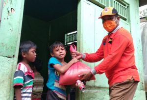 BPBD Bagi Sembako Ke 77 KK Terdampak Corona di Bukit Wolio Indah