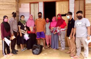 Tim Relawan COVID-19 Desa Angata Bagikan Masker Ke Warganya