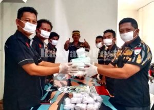 Cegah Covid-19, Pekat IB Sultra Serahkan Bantuan Masker Ke Warga Kota Kendari
