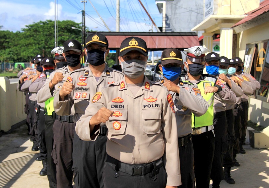 Awali Tugas, Seluruh Personil Polsek Ranomeeto Gunakan Masker Sebagai APD
