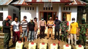 Desa Puureo,TNI, Polri dan Relawan Covid 19 lakukan Penyemprotan Cairan Disinfektan