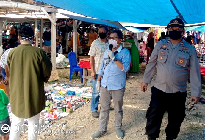 Camat Laeya Warning Pengunjung dan Pedagang Pasar Wajib Pakai Masker dan Cuci Tangan