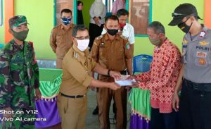 Bersama Camat Laeya Desa Ombu-Ombu Jaya Serahkan Dana BLT dan Masker ke 99 KK