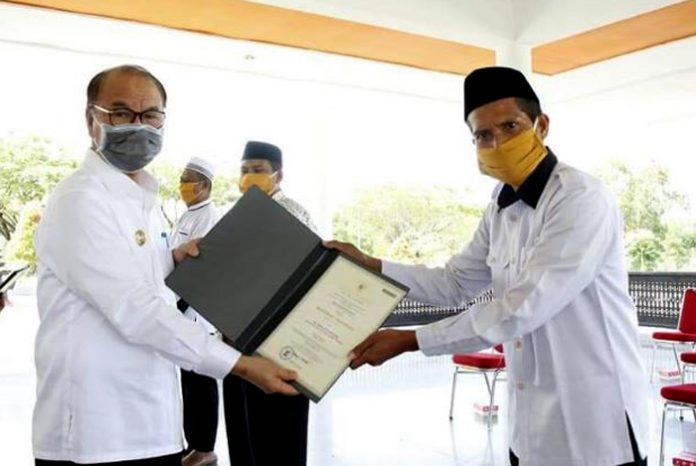 Bupati Konsel Serahkan Akreditasi Kemensos