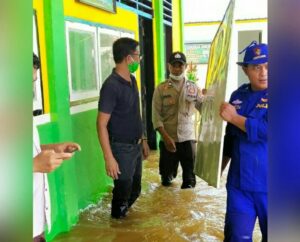 Sinergitas Dikbud Konut Bersama TNI-Polri Evakuasi Fasilitas Sekolah