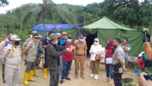 Bupati Konsel Salurkan Bantuan Korban Banjir di Ranomeeto Barat