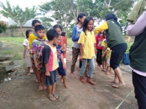 Relawan Konawe Lakukan “Trauma Healing” Kepada Anak-Anak Korban Banjir