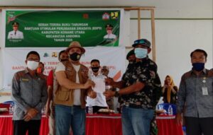 Bupati Konut Serahkan Kepada 779 Warga Penerima Buku Tabungan BSPS