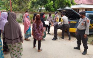 Polda Sultra Giat Bakti Sosial Salurkan 100 Karung Beras Didua Kecamatan