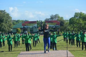Tingkatkan Imun, Prajurit Beserta Persit KCK Cab. LXI Yonif 725 Senam Bersama