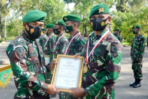 Pindah ke Satuan Baru, Danyonif 725/Woroagi Tanggalkan Atribut 12 Orang Prajurit