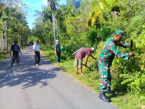 Memicu Kecelakaan, Babinsa dan Warga Desa Anggotoa Bersihkan Ilalang di Bahu Jalan