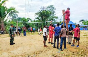 Satgas 131/Brs Bangun Lapangan Volly di Kampung Nyamuk Papua