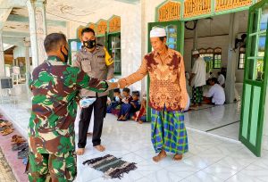 Babinsa dan Bhabinkamtibmas Ingatkan Pentingnya Prokes di Lokasi Pra TMMD