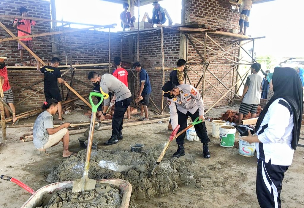 Bakti Sosial Polsek Asera Bantu Pekerjaan Renovasi Masjid An Nikmat