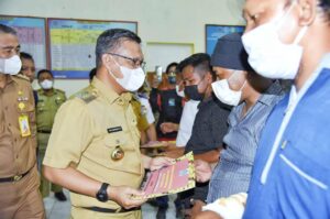 Pemkot Kendari Serahkan Ganti Rugi Non Tunai Pedagang Kendari Beach