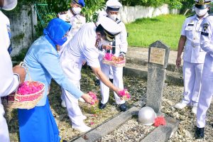 Danlanal Kendari Tabur Bunga di Makam Pahlawan Watubangga