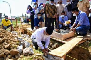 Walikota Kendari Letakan Batu Pertama Pembangunan Masjid Hj Ratna