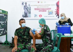 Prajurit dan PNS Ajenrem Tipe A Korem Haluoleo Terima Vaksin Booster
