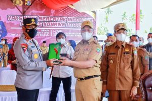 Kapolda Sultra Bagikan Bingkisan saat Pantau Vaksinasi di Konut
