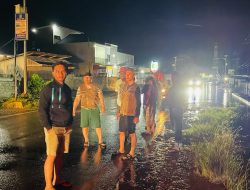 Aksi Ketua DPRD Konut Turun Bantu Korban Banjir di Awila