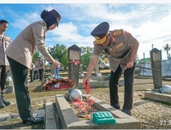 Peringati Bhayangkara Ke-76, Kapolda Bersama Jajarannya Ziarah ke Makam Pahlawan