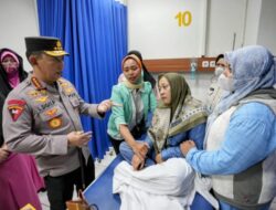 Kapolri Jenguk Korban Bom Bunuh Diri Polsek Astana Anyar