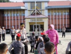 Kapolres Konut Sambut Bintara Baru dengan Upacara dan Tradisi Mandi Kembang