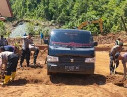 Aparat Polres Konawe Utara Kerja Bakti Bersihkan Lumpur di Lingkungan SMP 1 Atap Andowia