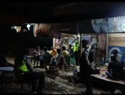 Tim Patroli Polres Konut Sambagi Kerumunan Warga Demi Ciptakan Suasana Kondusif