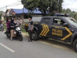 Aparat Polsek Rate-rate Bagikan Takjil Buka Puasa ke Pengguna Jalan