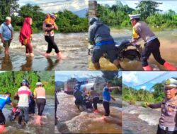 Banjir di Sambandete, Satlantas Polres Konut Bantu Warga Melintas