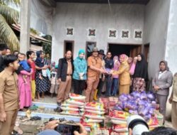 Abdul Azis Salurkan Bantuan Banjir di Lambandia