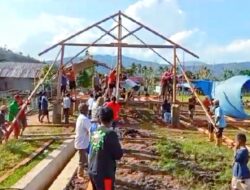 Jelang 17 Agustus, Empat Desa di Asera Gotong Royong Bangun Tribun Lapangan