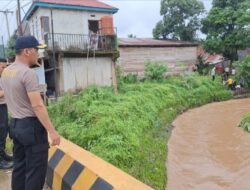 Polres Konut Bersama Warga Gotong Royong Bersihkan Bantaran Sungai Wanggudu