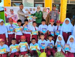 Peduli Budaya Literasi, Polres Konut Distribusi Buku di SDN 5 Andowia