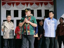 Ruksamin Serahkan Ribuan Ternak kepada 10 Kelompok