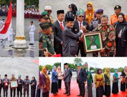 Kepsek dan Guru Berprestasi di Konawe Utara Diberi Penghargaan Hardiknas