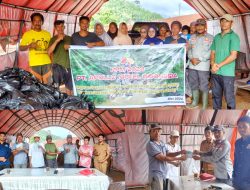Pemdes Puuwanggudu Bagikan BLT-DD dan Sembako PT Apollo kepada Warga