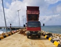 PT Rudi Jaya Klarifikasi Proyek Dermaga Munse Bukan Ambruk, Tetapi Gegara Ombak Besar