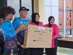 Kapolres Bersama Ketua Bhayangkari Cabang Konut Pimpin Olahraga Serta Bagikan Hadiah