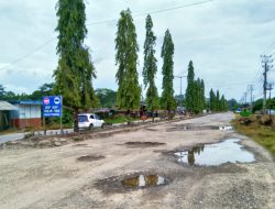 Jalan Jalur Dua Trans Sulawesi Pasar Buah Rahabangga Rusak Parah