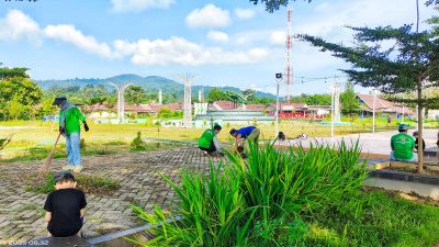 Puluhan PNS dan PPPK DLH Konawe Utara Dikerahkan Bersihkan Alun-alun Konasara