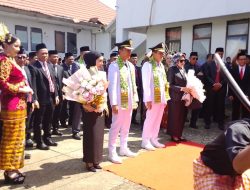 Tiba di Kantor Bupati, Ikbar dan Abuhaera Disambut Tarian Mondotambe
