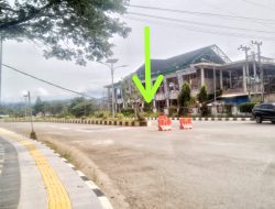 Rawan! Kabel Induk Listrik Bergelantungan di Pertigaan Dinkes Konut hingga ke Badan Jalan