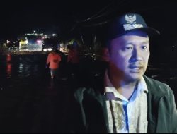 Kades Sambandete Bersama Masyarakat Bantu Pengguna Jalan Lintasi Area Banjir
