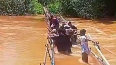 Warga Padalere Utama Pertahankan Jembatan Gantung dari Terjangan Banjir