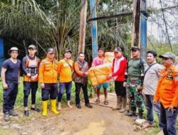 Tim Siaga Darurat Konut Serahkan Bantuan Life Jacket ke Warga Padalere Utama
